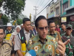 Rico Waas Bawa Kadis SDABMBK Cek Jalan di Helvetia, Drainase Diperlebar Jadi 120 Cm