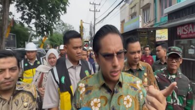 Rico Waas Bawa Kadis SDABMBK Cek Jalan di Helvetia, Drainase Diperlebar Jadi 120 Cm