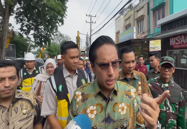 Rico Waas Bawa Kadis SDABMBK Cek Jalan di Helvetia, Drainase Diperlebar Jadi 120 Cm